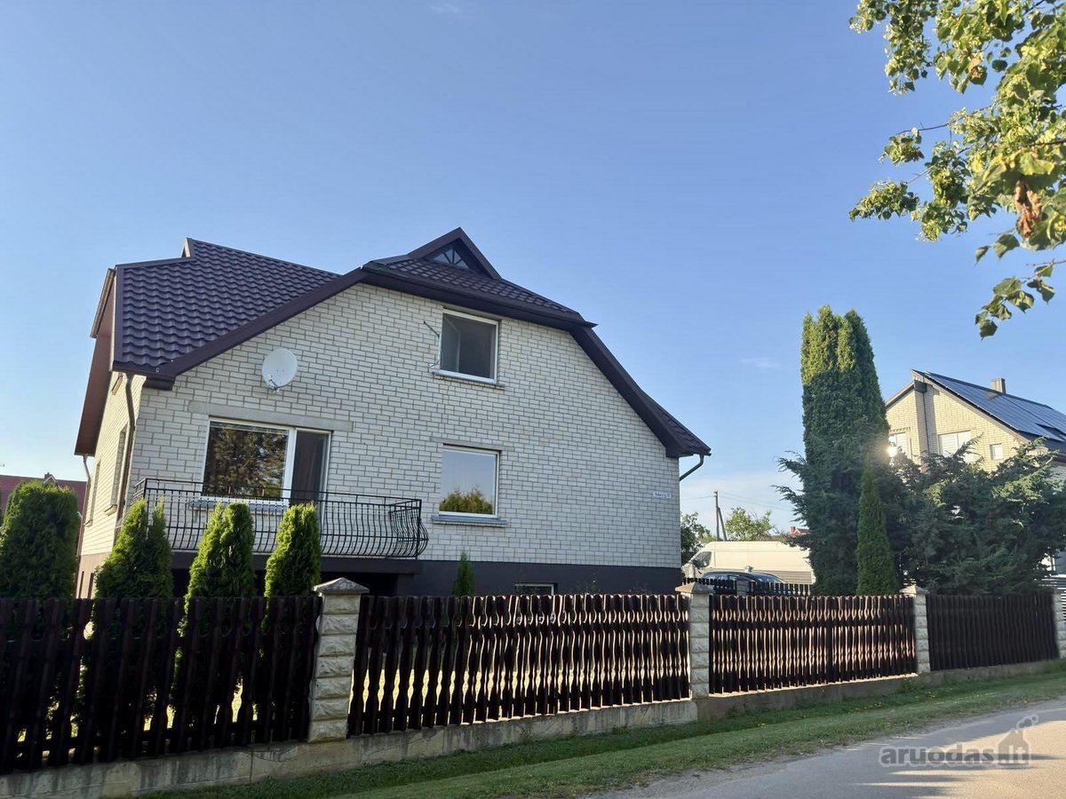 Parduodamas erdvus 280 kv. m namas Jurbarko