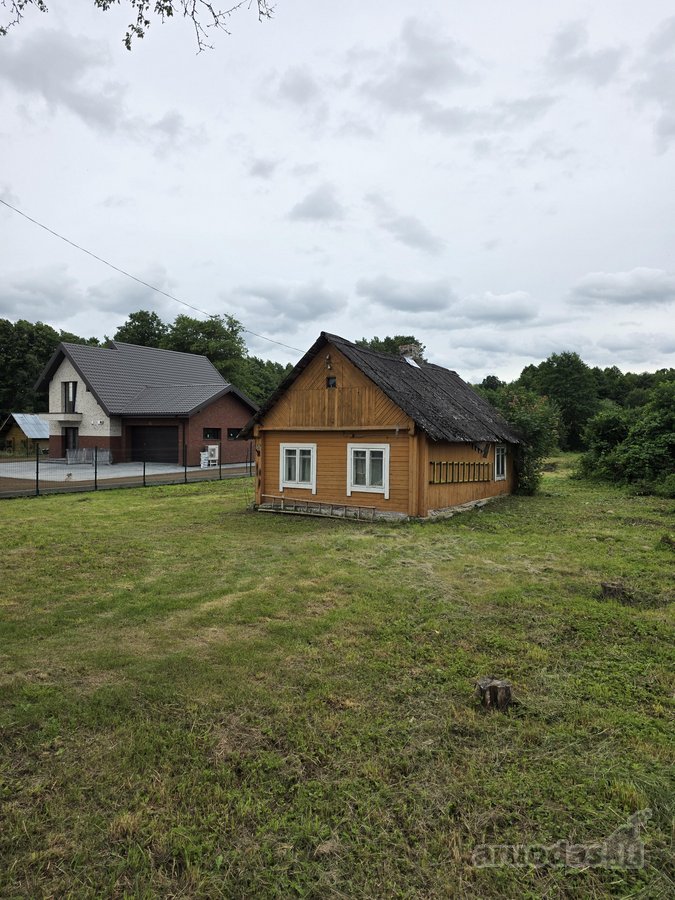 Parduodami du sklypai kartu su namu po 9 arus
