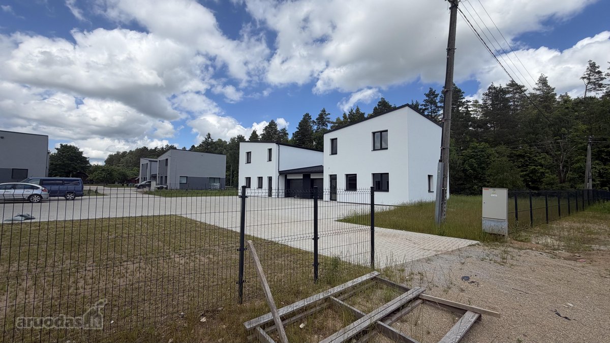 7 dviejų aukštų namai, dalinė apdaila. Su