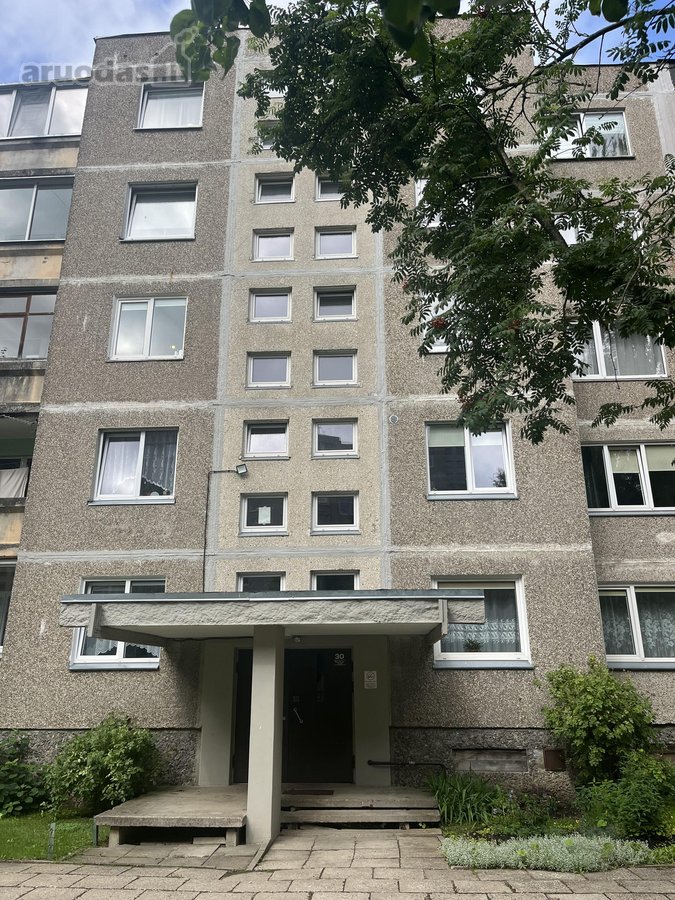 Parduodamas dviejų kambarių butas trečiame
