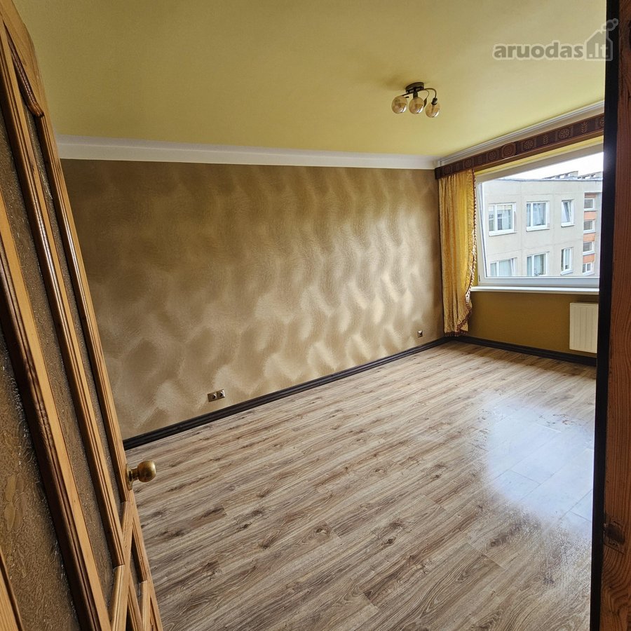 Parduodamas keturių kambarių butas