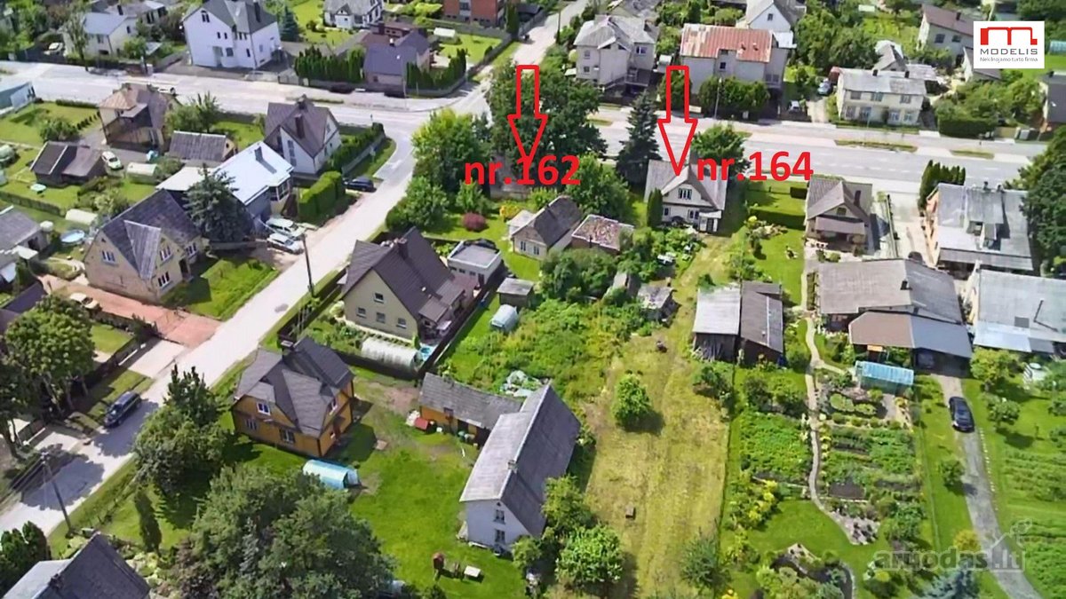 Parduodami du namai su sklypais šalia vienas