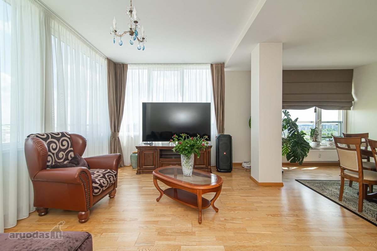 Parduodamas nestandartinis šviesus 4 kambarių - nuotraukos Nr. 42