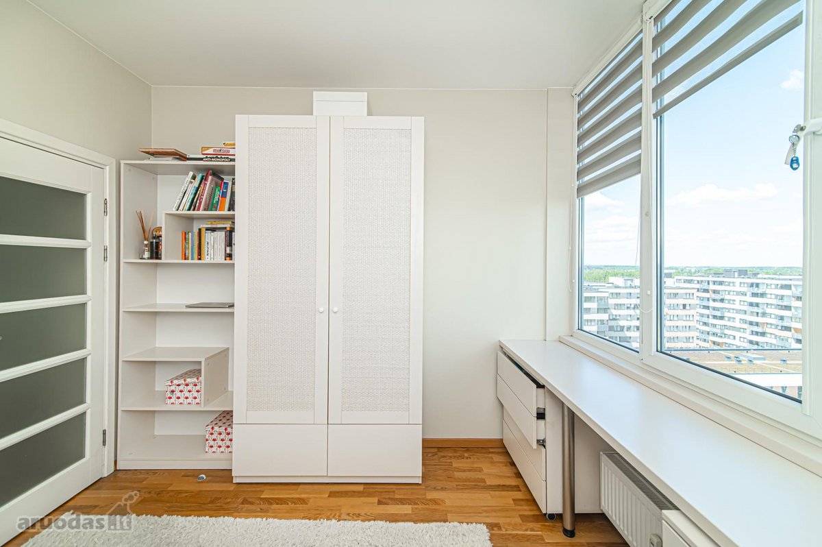 Parduodamas nestandartinis šviesus 4 kambarių - nuotraukos Nr. 70