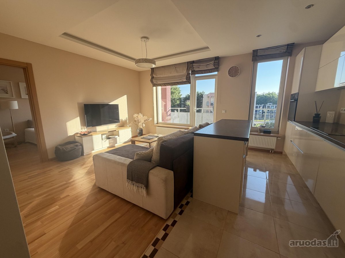 Parduodamas šviesus butas su dideliu balkonu - nuotraukos Nr. 2