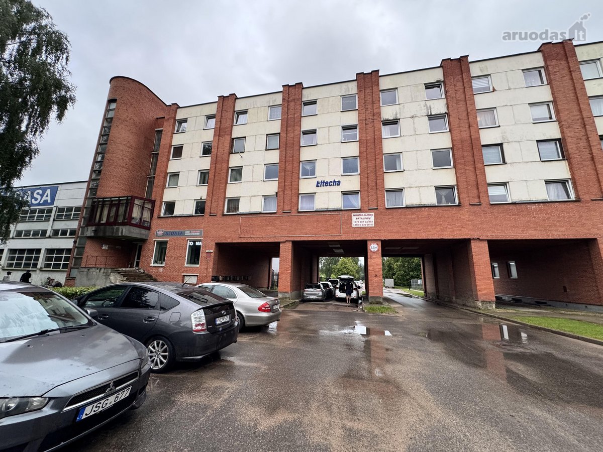 Šviesi virtuvės zona su dideliu langu ir - nuotraukos Nr. 16
