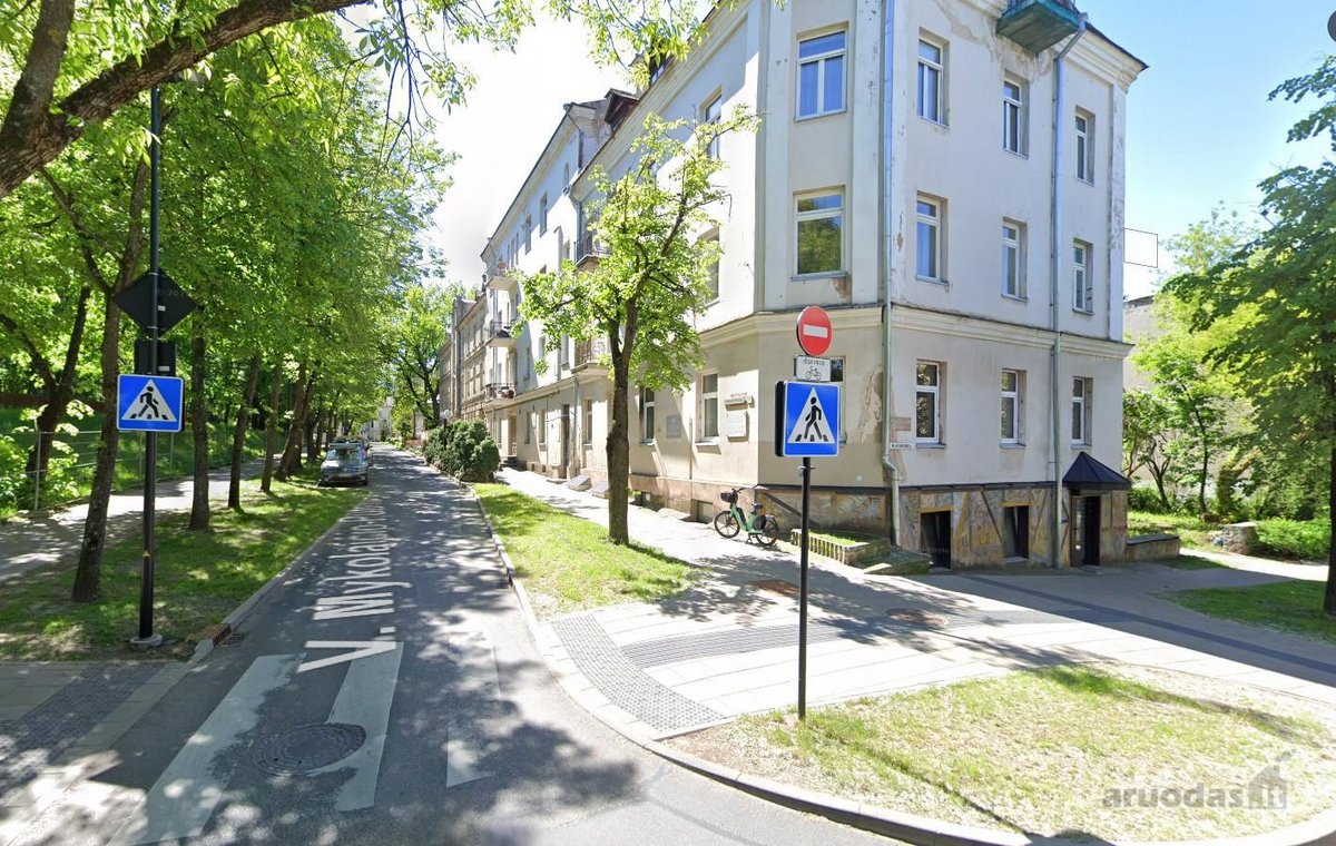 Visi buto langai žiūri į žalią parką ant - nuotraukos Nr. 22