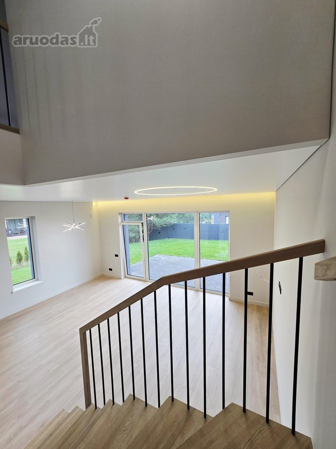Liko paskutinis pilnos apdailos namas (kairė - nuotraukos Nr. 6