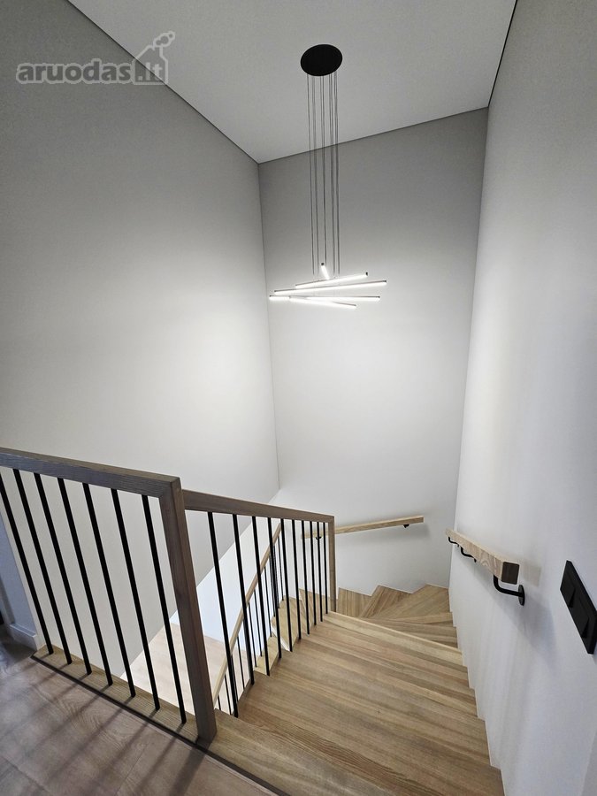 Liko paskutinis pilnos apdailos namas (kairė - nuotraukos Nr. 8