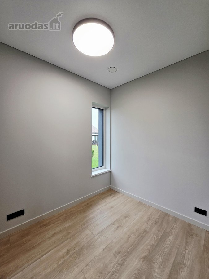 Liko paskutinis pilnos apdailos namas (kairė - nuotraukos Nr. 11