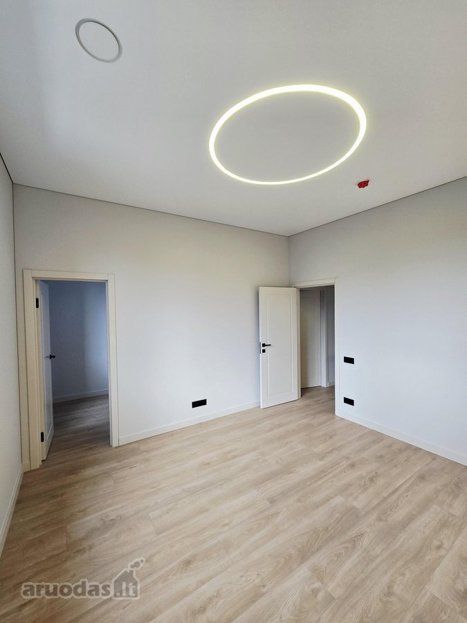 Liko paskutinis pilnos apdailos namas (kairė - nuotraukos Nr. 18