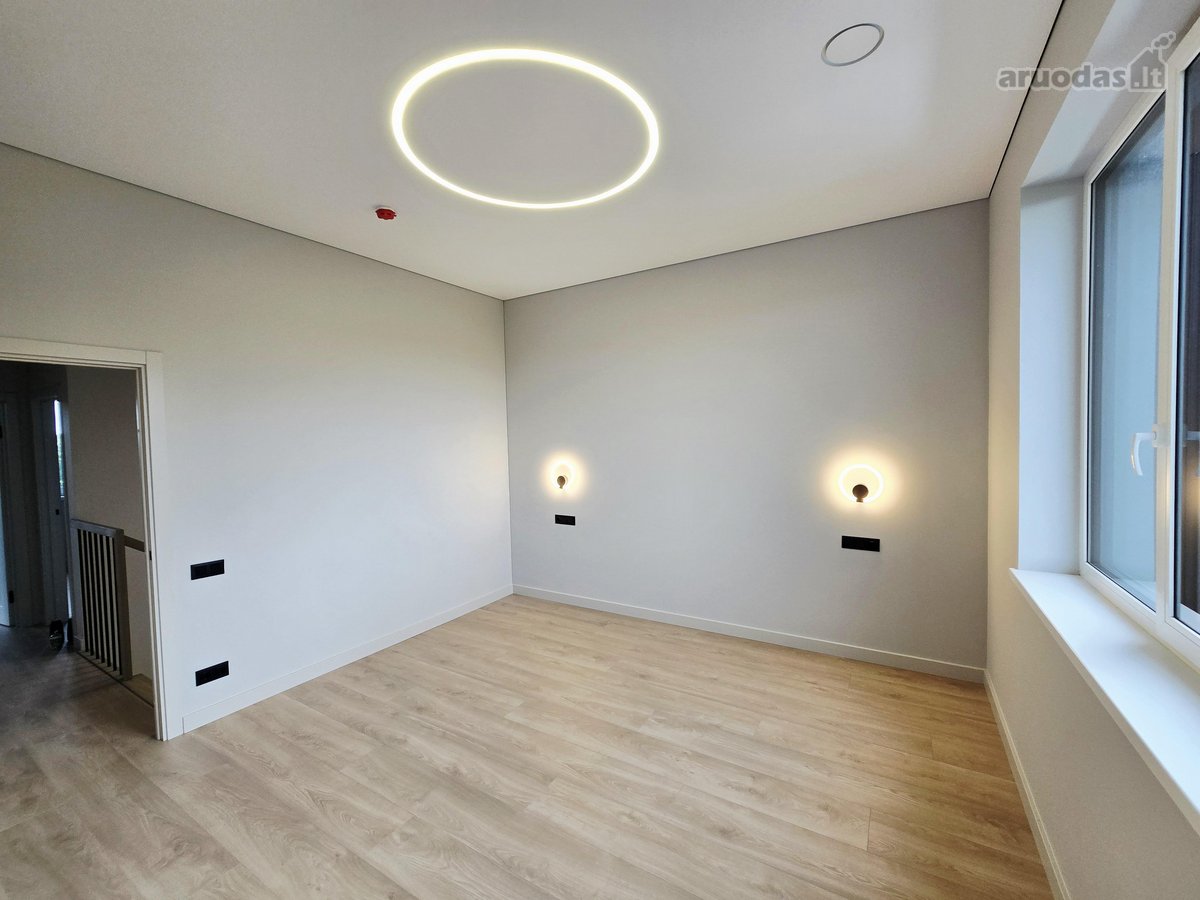 Liko paskutinis pilnos apdailos namas (kairė - nuotraukos Nr. 19
