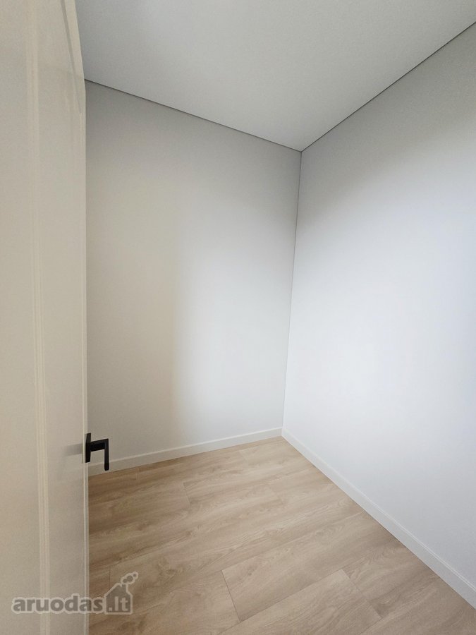 Liko paskutinis pilnos apdailos namas (kairė - nuotraukos Nr. 20