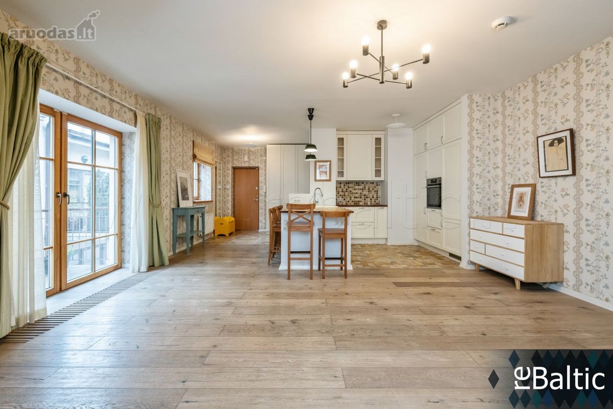 Erdvus keturių kambarių butas su balkonu ir - nuotraukos Nr. 6