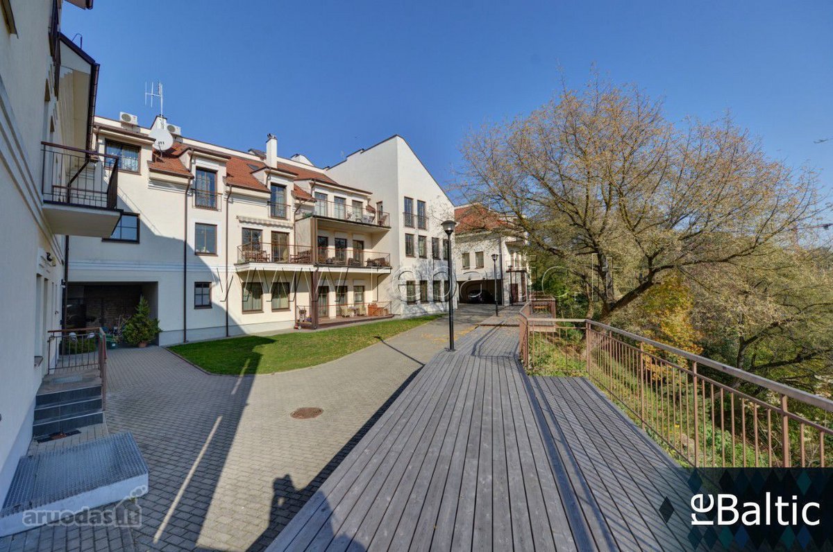 Erdvus keturių kambarių butas su balkonu ir - nuotraukos Nr. 30