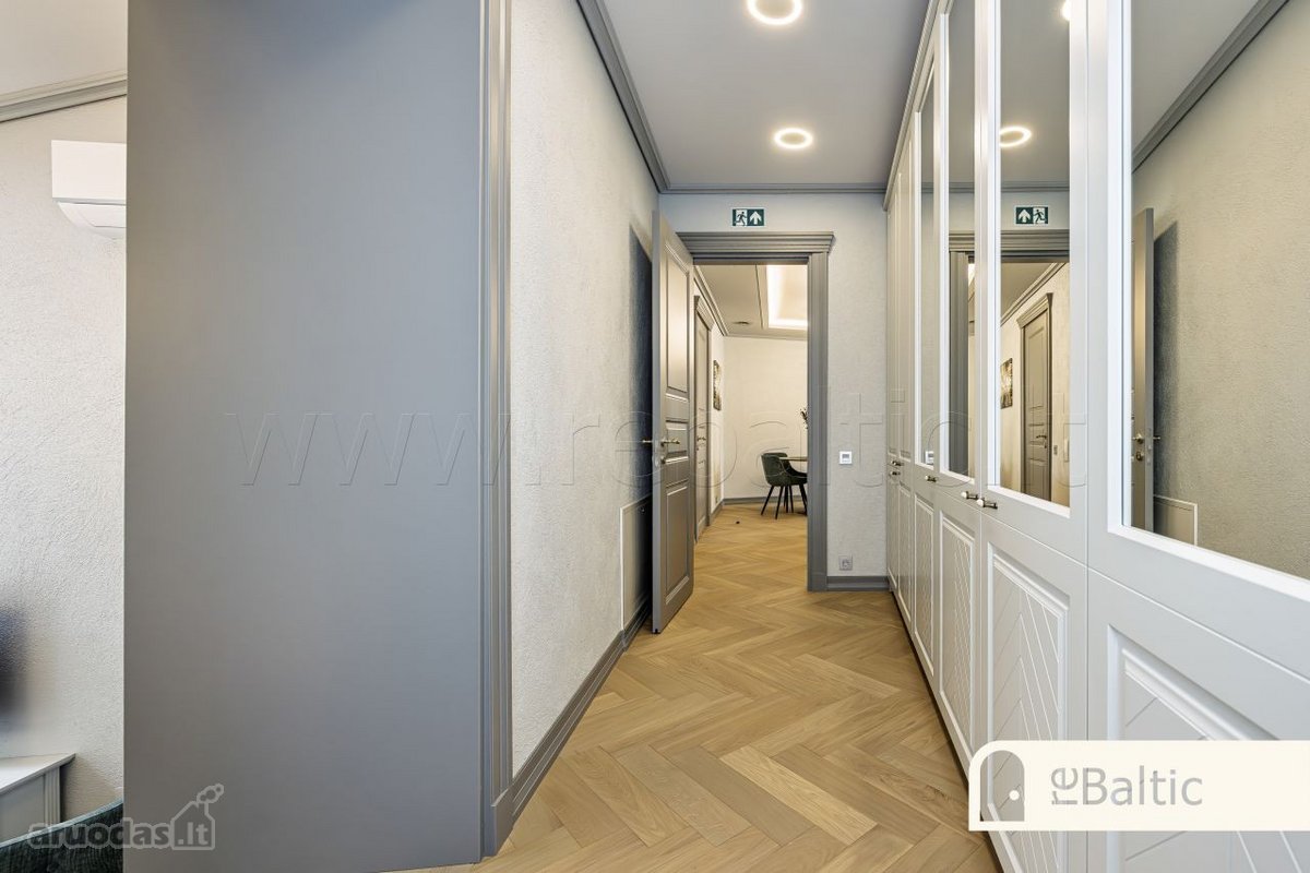 Modernus trijų kambarių butas renovuotame - nuotraukos Nr. 25