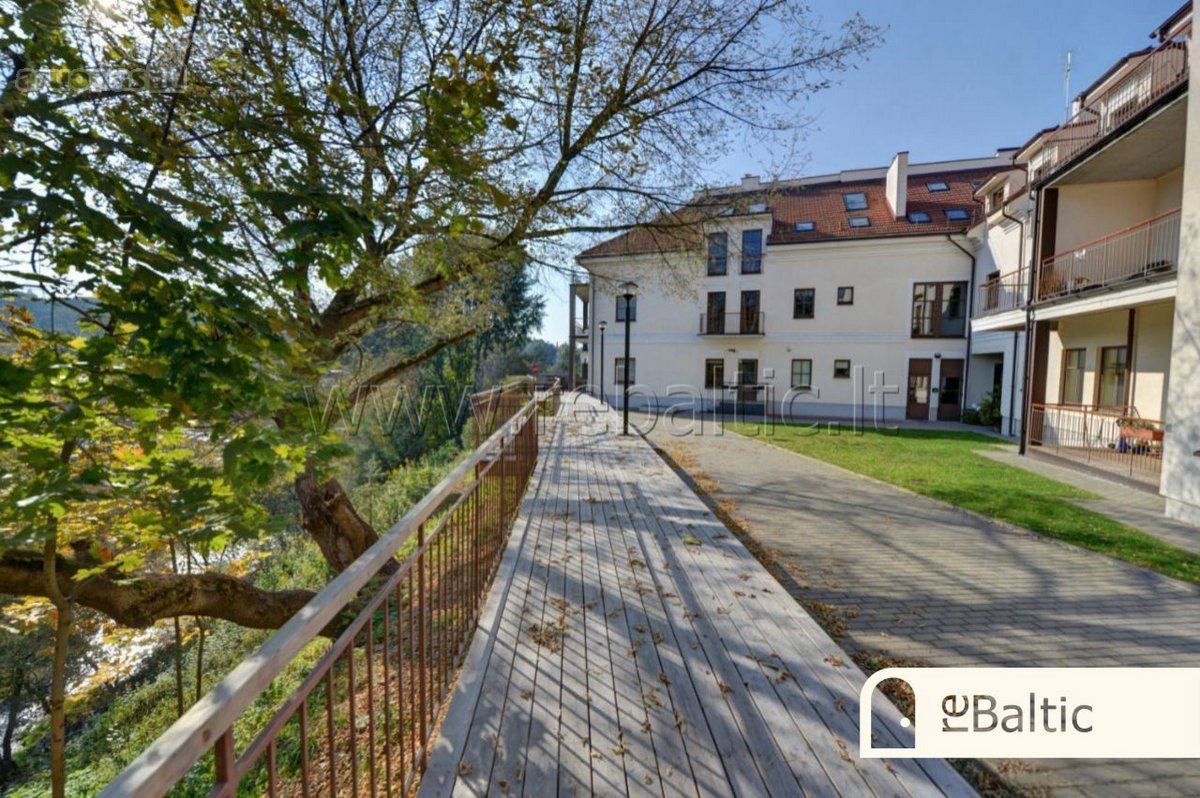 Erdvus keturių kambarių butas su balkonu ir - nuotraukos Nr. 30