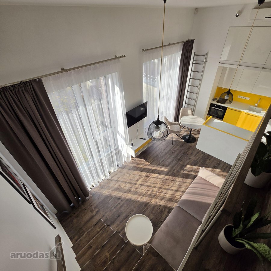 Šviesus, stilingas dviejų lygių loftas - nuotraukos Nr. 3