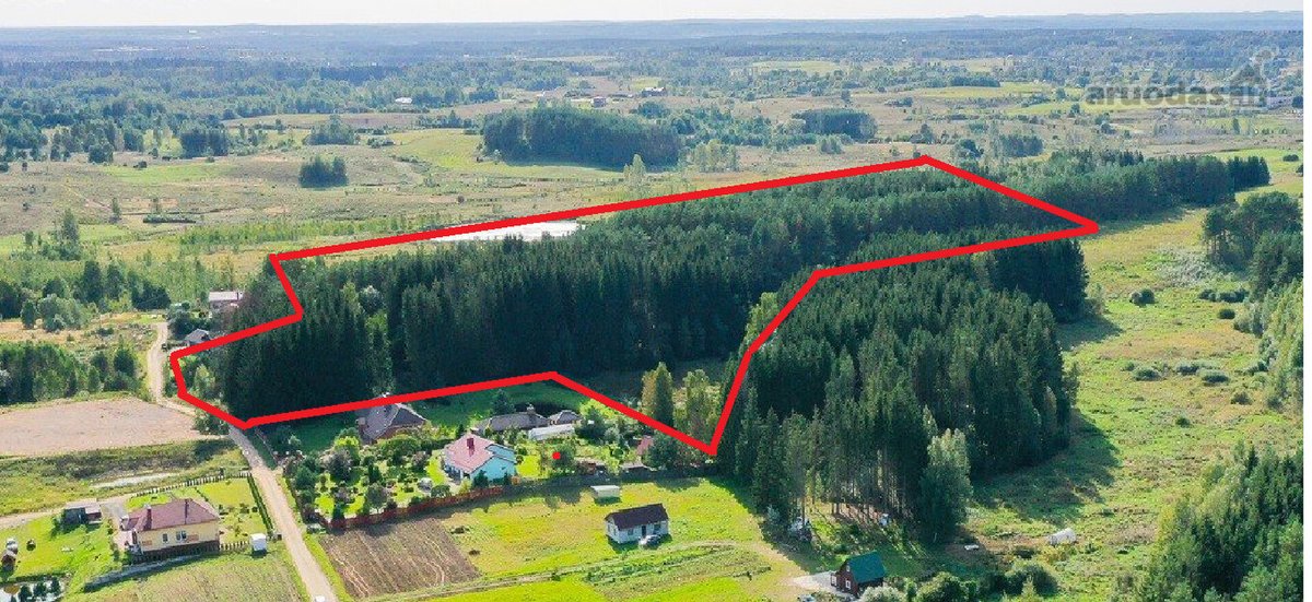 Žemės sklypas netaisyklingos formos be pastatų.