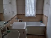 Name yra 4 kambariai. Pirmame aukšte - nuotraukos Nr. 12