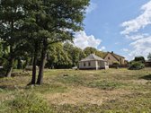 15 arų Sklypas su namu ribojasi viena