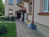 Namas randasi pačiame miesto centre.