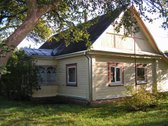 Sodyba trijų kambarių. Yra šulinys iš kurio