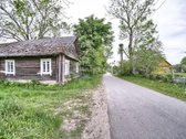 Namas randasi viduryje kaimo,apsuptas - nuotraukos Nr. 3