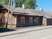 Namas miesto centre. Šalia didelė asfaltuota
