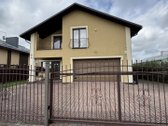 Erdvus gyvenamasis namas labai patogioje vietoje.