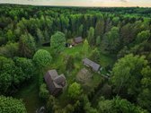 Nuostabaus grožio sodyba su tvenkiniu