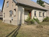 Šis nebaigtas statyti namas yra erdvus ir