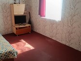Rastinis namas, apmūrytas baltomis plytomis,
