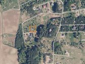 Parduodamas pušų apsuptyje labai gražus