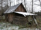 Sklypas ant pauosupės upelio kranto, yra sena