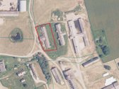 Parduodama ferma Kalnujų miestelyje, 1 km nuo