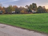 Tvarkingas kvadratinis sklypas. Yra miesto