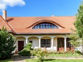 Parduodamas dviejų aukštų su rūsiu mūrinis