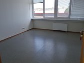 Prie pastato nemokama automobilių stovėjimo