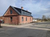 - Pirmą aukštą sudaro dvi patalpos su