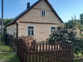 Medinis, dviejų galų namas gražioje, ežerų ir