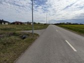 Asfaltuotas kelias su apšvietimu.