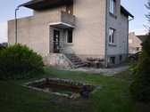 Parduodamas erdvus dviejų aukštų namas