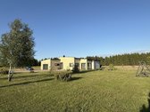Parduodamas namas su garažu ir dideliu sklypu.