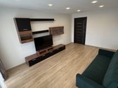 Renovuotas namas, didelė tvarkinga laiptinė,