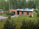 Išskirtinis vieno aukšto namas medžių žalumos - nuotraukos Nr. 5