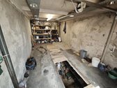 Garažas su duobe. Duobės grindys sutvarkytos,