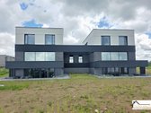 Modernios architektūros namai šalia ežero –