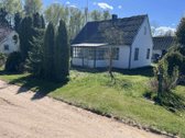 Parduodama sodyba su 23 arų sklypu šalia
