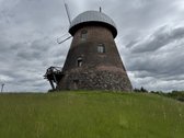 Autentiškas vėjo malūnas su veikiančia kavine